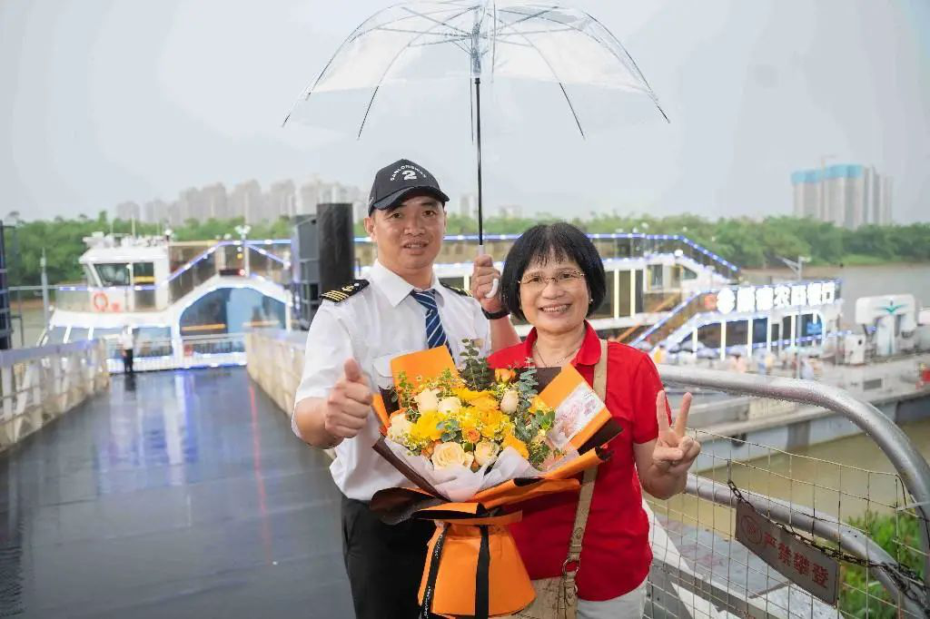 船長為第一位登船的市民獻(xiàn)花.png