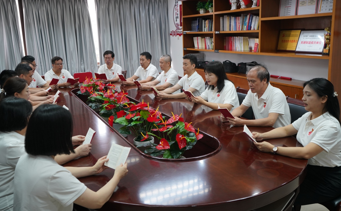 聽黨課 誦黨章 礪初心 強(qiáng)黨性——恒匯盈公司黨支部開展“誦讀新黨章 初心獻(xiàn)給黨”主題黨日活動